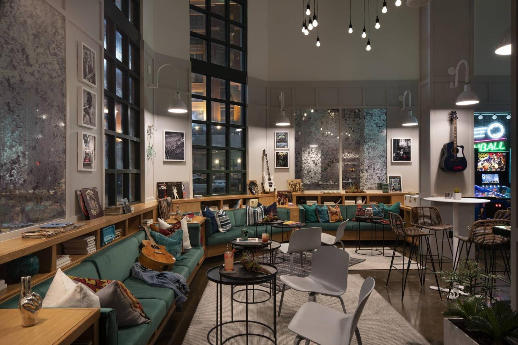Hotel Moxy Downtown 3*