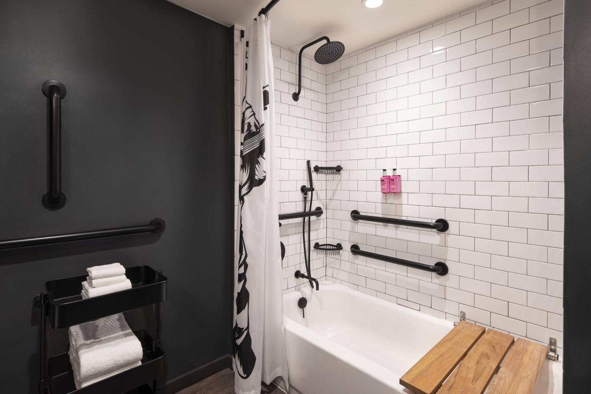 Moxy Downtown 3*