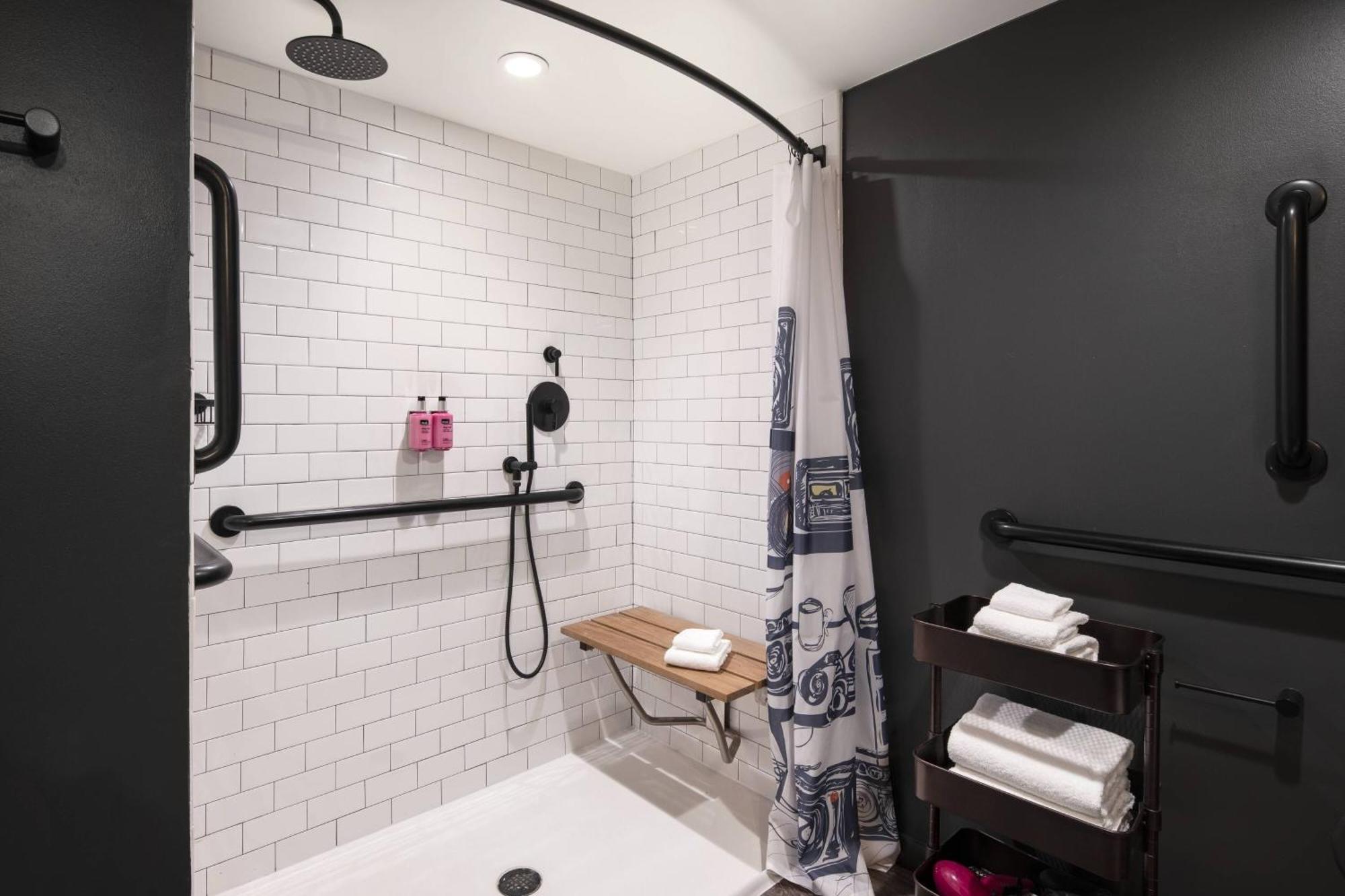 Hotel Moxy Downtown 3*