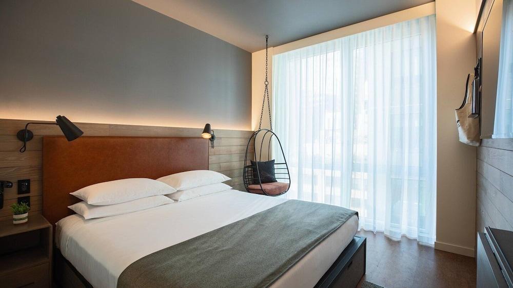 Moxy Downtown 3*