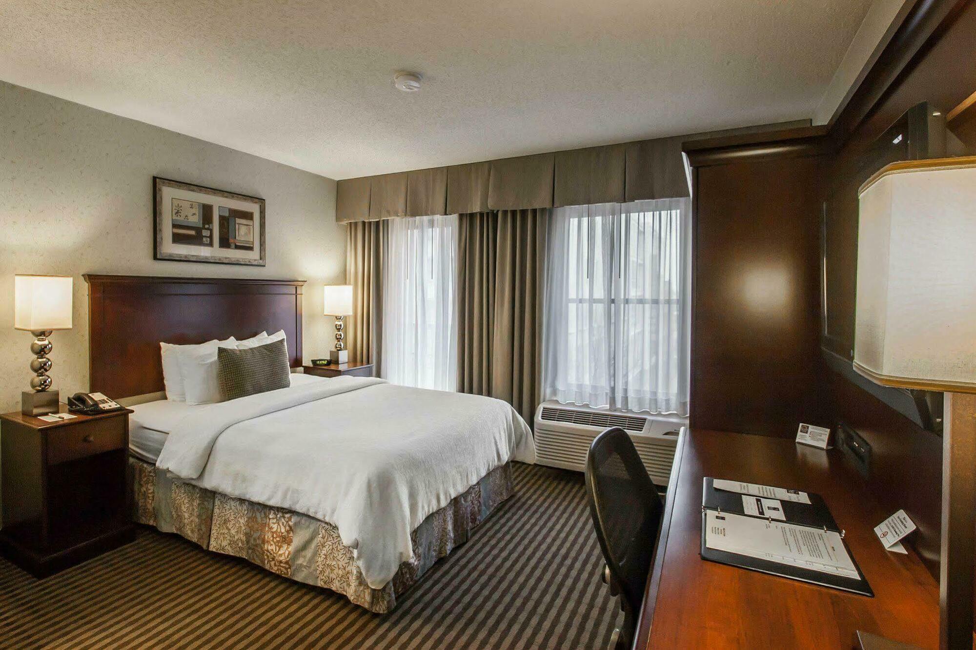Moxy Downtown 3*