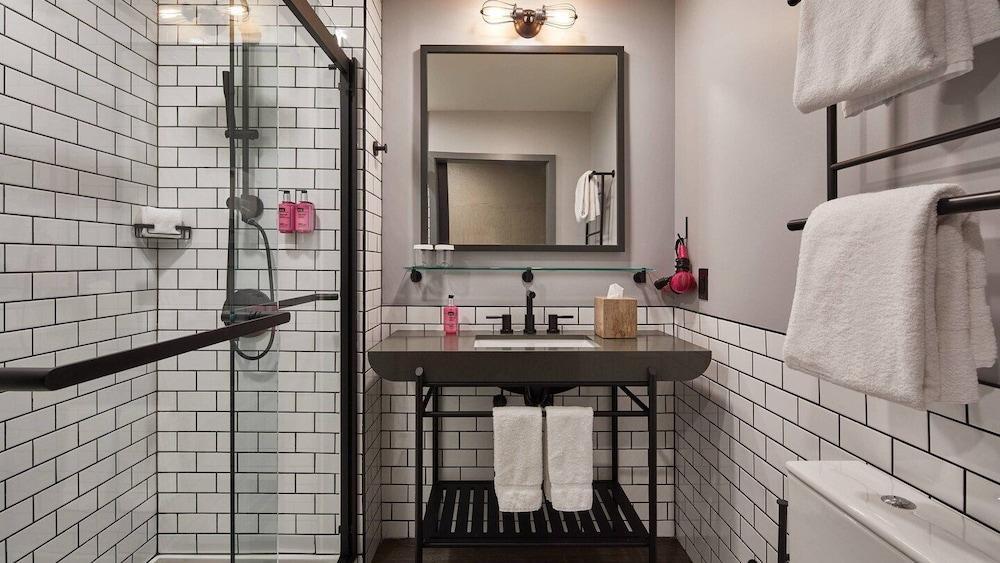 Moxy Downtown 3*